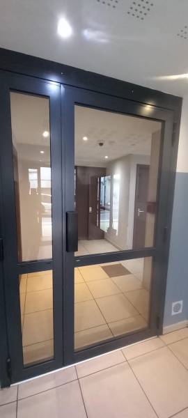 Service professionnel de nettoyage de vitres intérieur et extérieur pour commerce ou bureaux à Six-Fours-les-Plages dans le Var